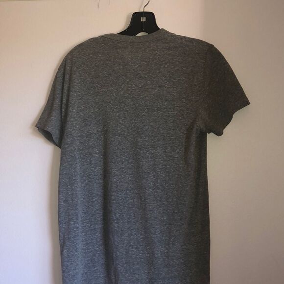 Hollister Gray Tee Shirt With Logo On It - Picture 2 of 6